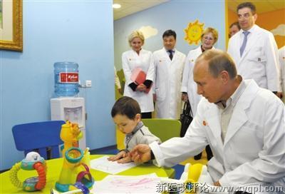 　2013年2月26日，俄罗斯Lapino地区，俄罗斯总统普京身穿白大褂，视察当地一所产科医院。
